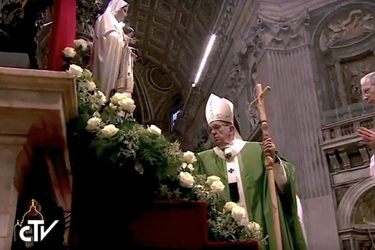 El Papa Francisco en el Jubileo de los presos reza ante la Virgen de la Merced (CTV ©)