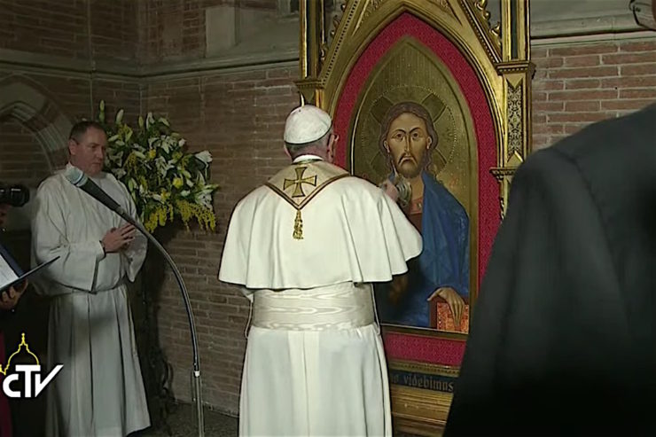 El Papa bendice el ícono de Jesús