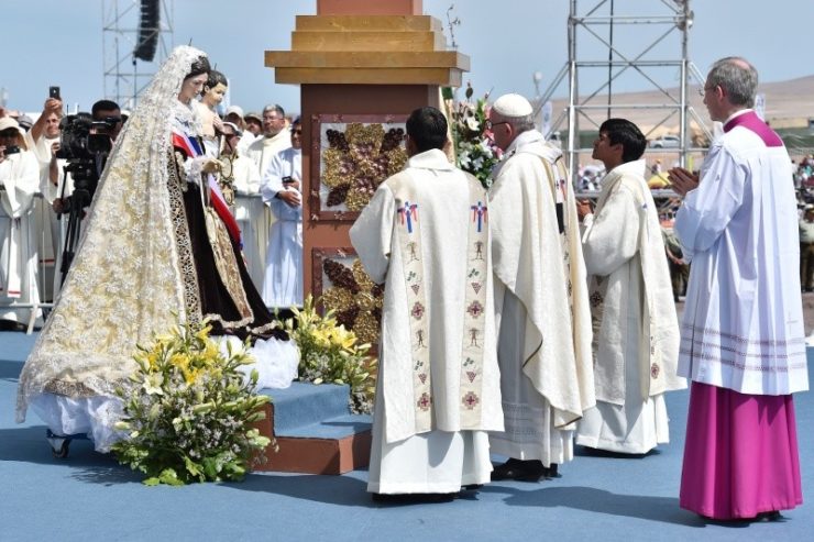 El Papa corona a la Virgen del Carmen de La Tirana © Vatican Media
