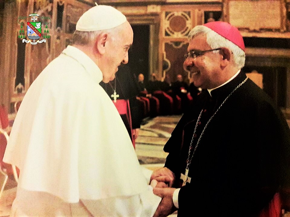 Mons. Ricardo GarcÃ­a saluda al Papa Francisco Â© Parroquianoryauyos