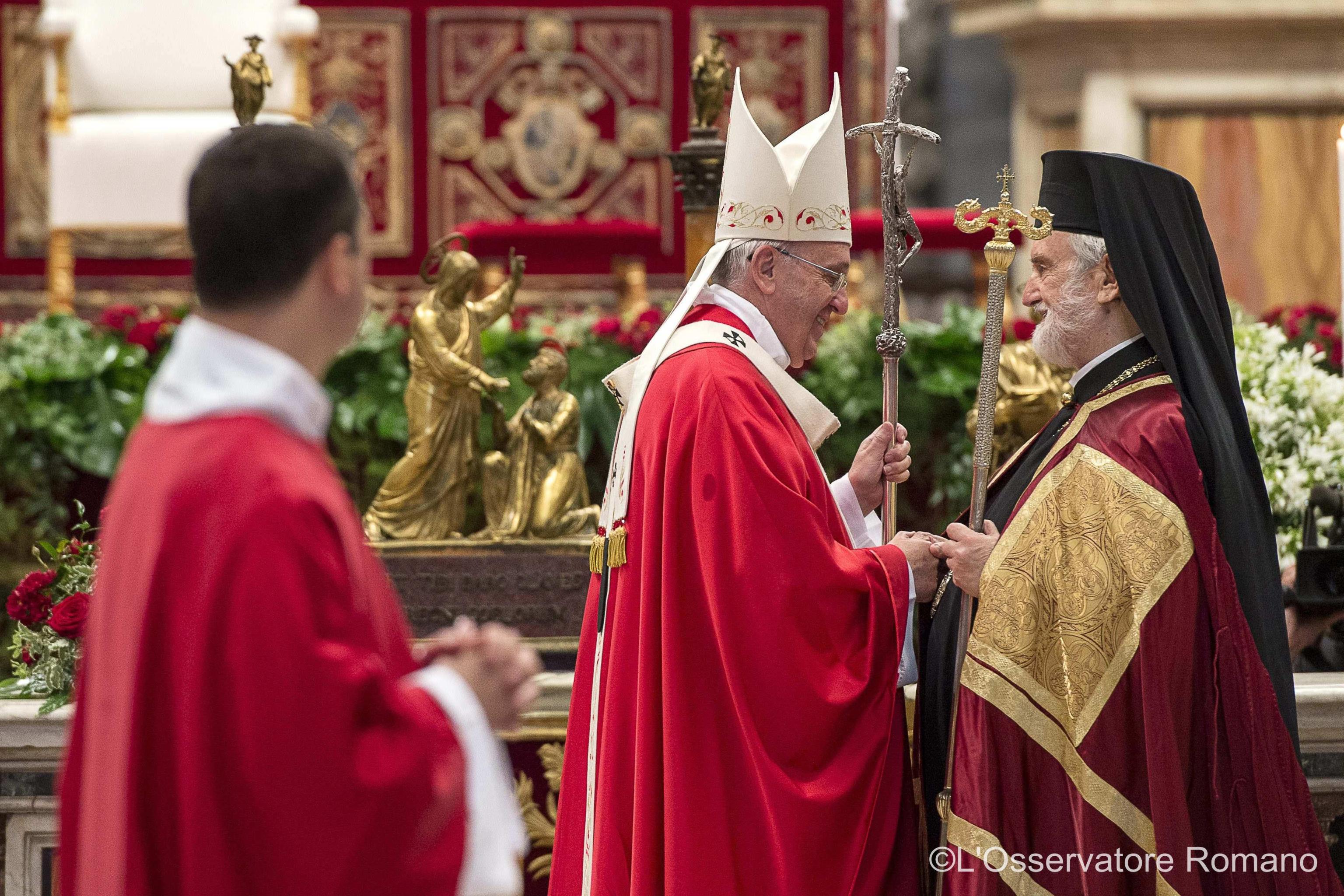 Pope Francis (L) salutes the Eastern Orthodox metropolitan of Pergamon