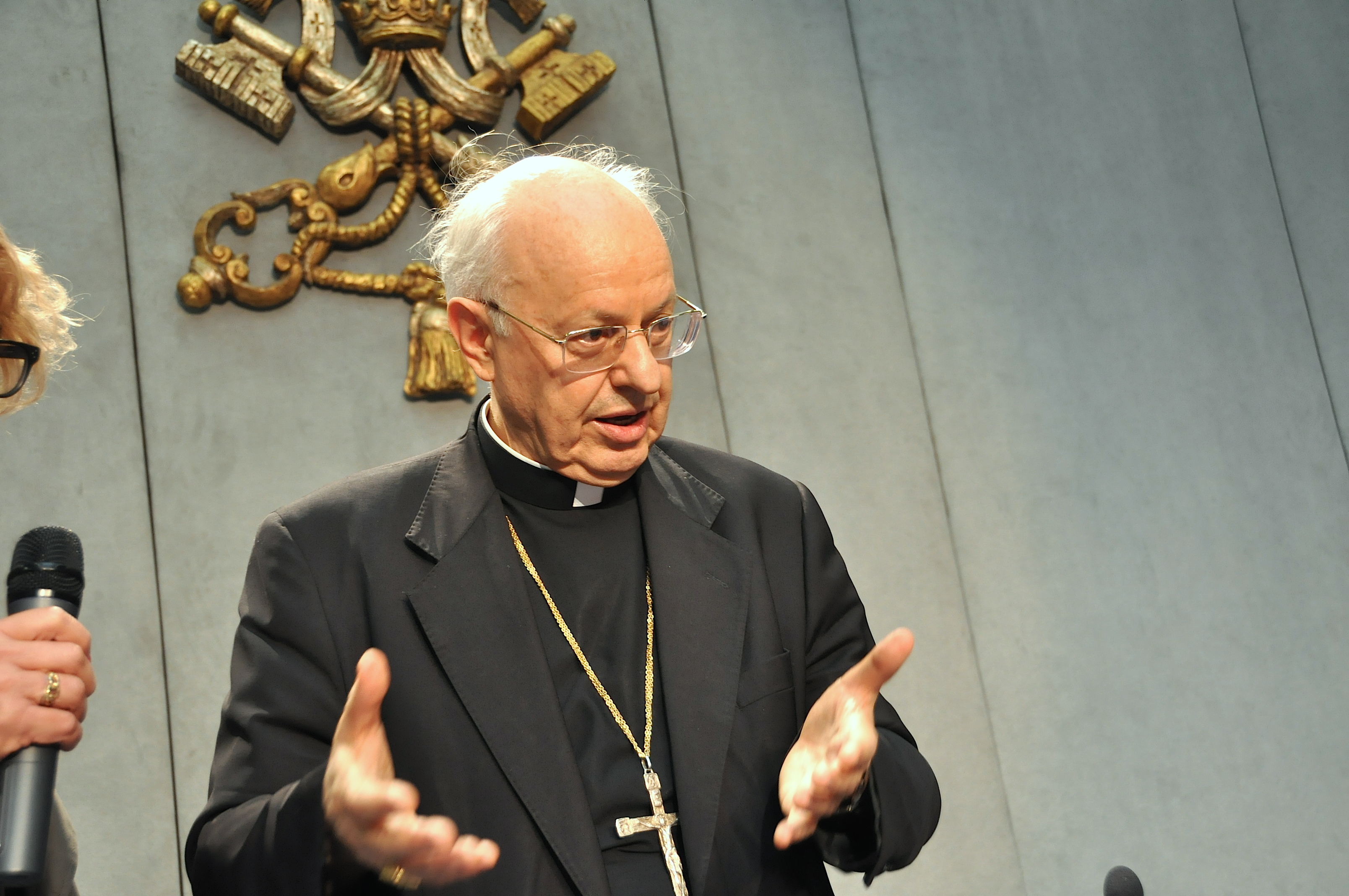El cardenal Lorenzo Baldisseri en la Sala de Prensa (foto archivo ZENIT cc)