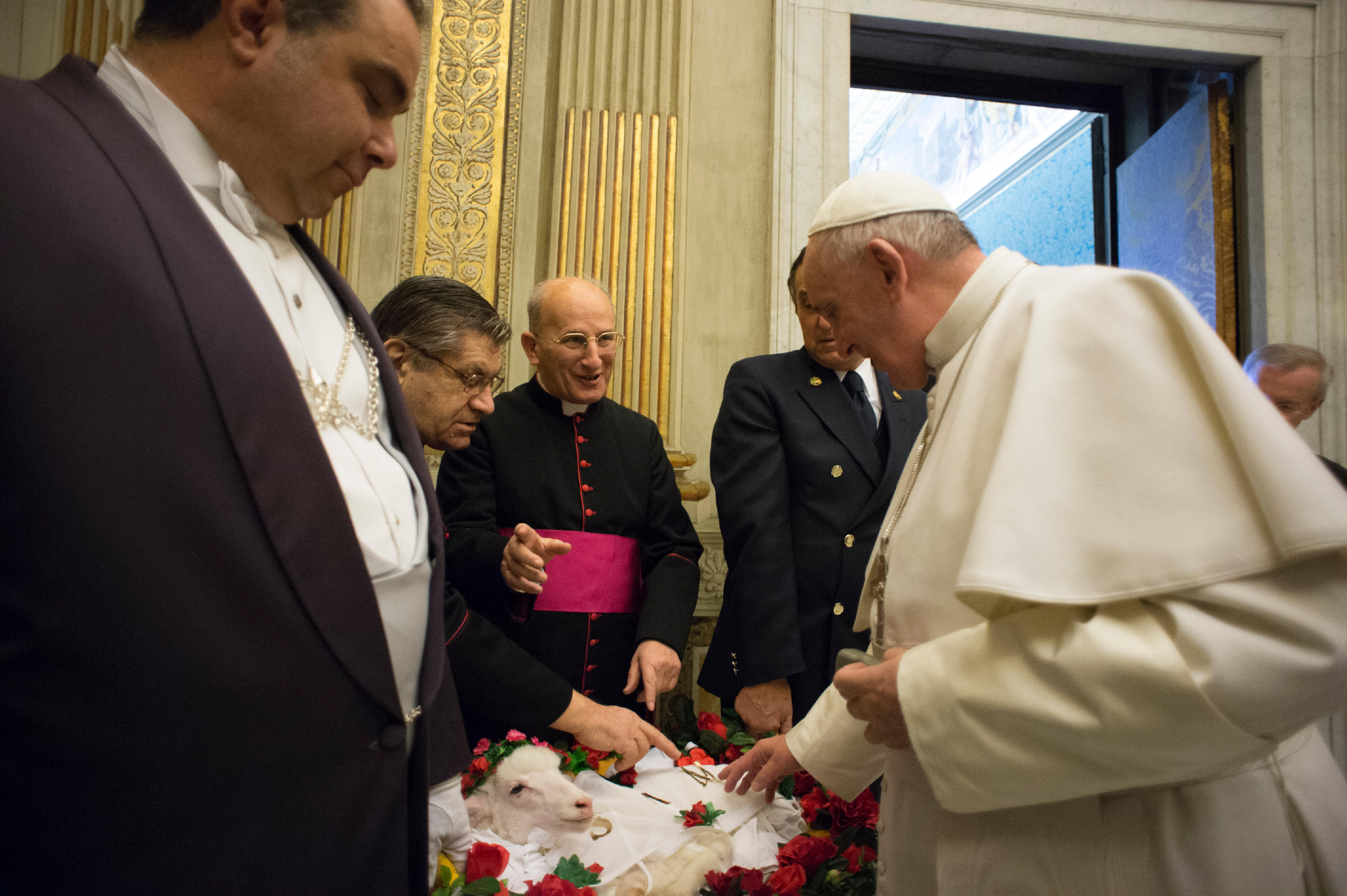 El papa bendice a los corderos(foto archivo @OSSERVATORE ROMANO)