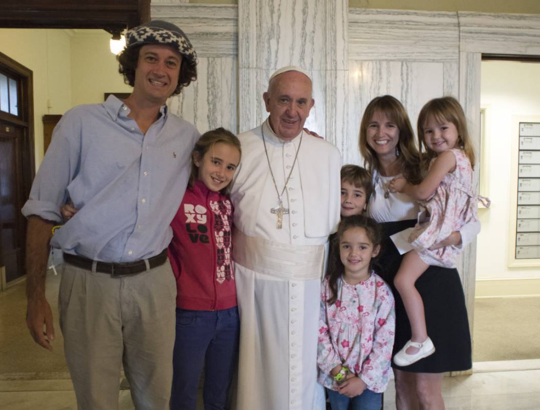 El Papa junto a una familia