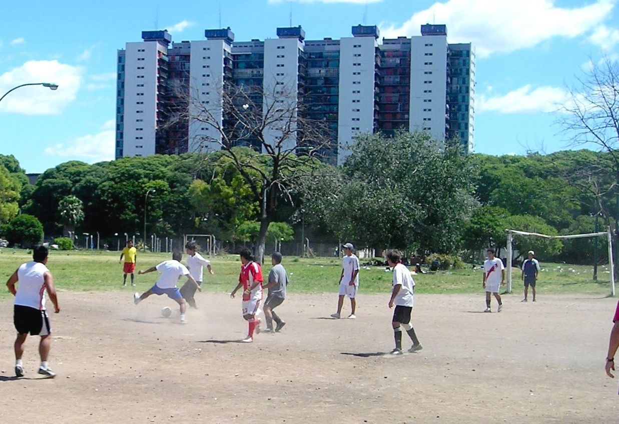 Fútbol in Argentinian poor quarter near Fonavi build
