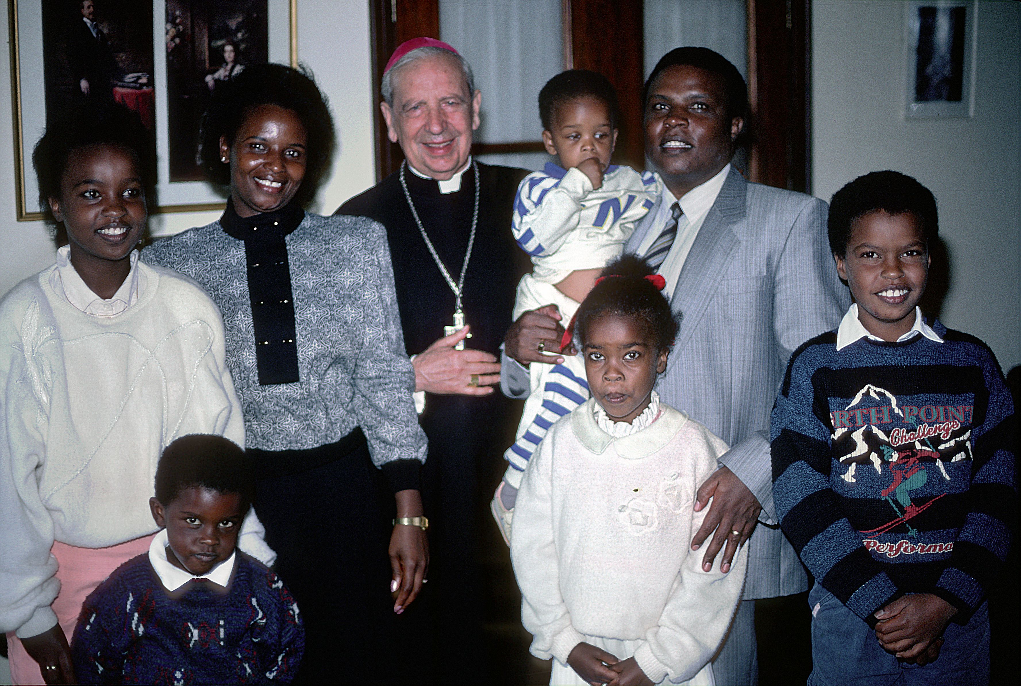 Bishop Alvaro del Portillo with a family in Kenya