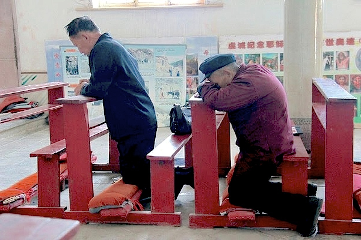 Católicos rezan en China