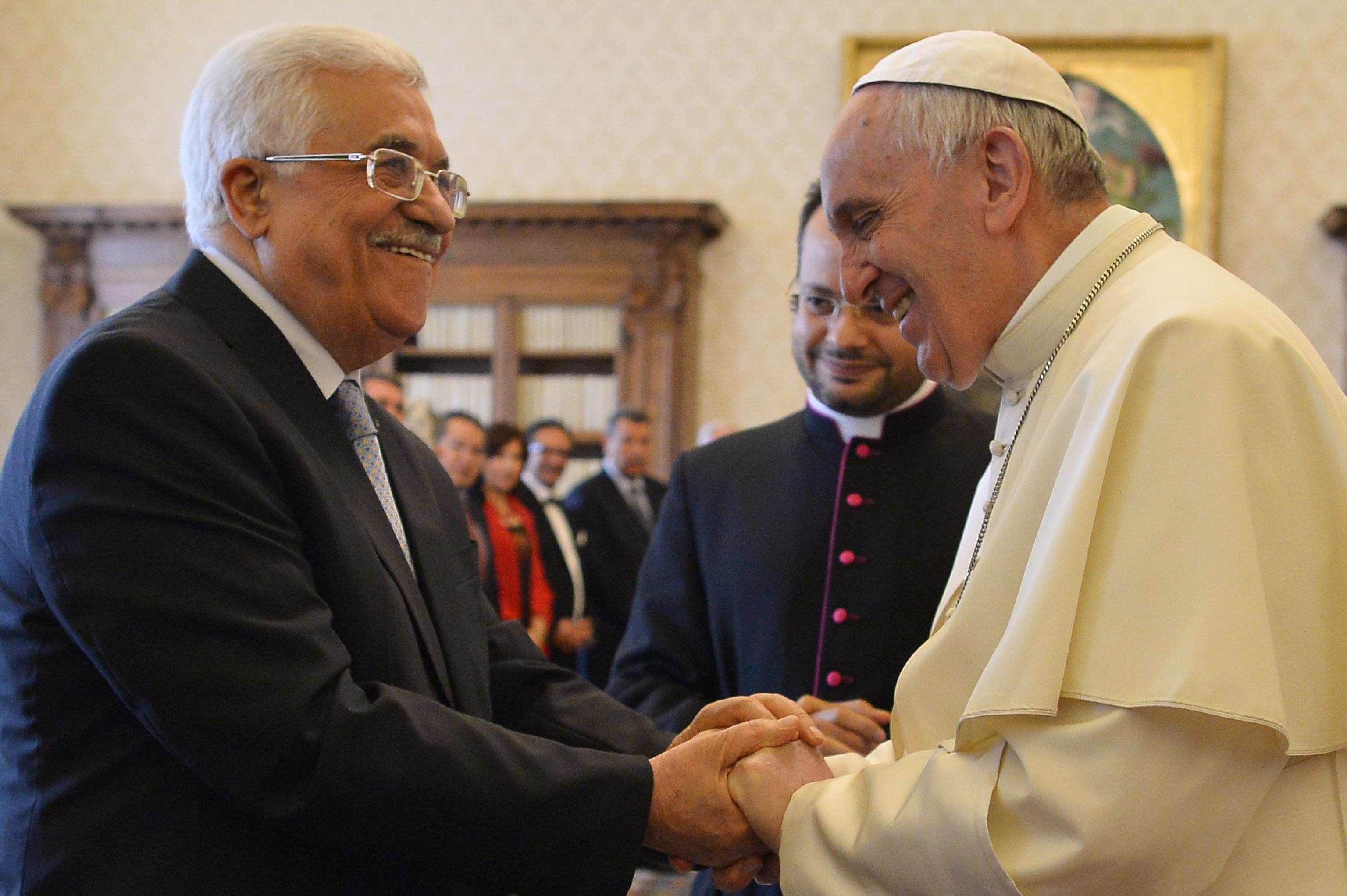 Pope Francis exchanges gifts with Palestinian authority President Mahmoud Abbas
