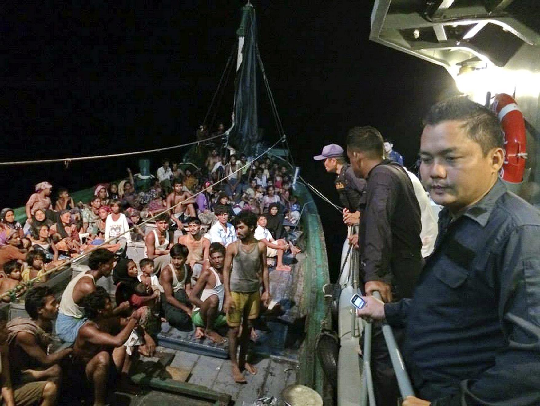 Hundreds Rohingya migrants on a drifting abandoned boat found in Thai sea