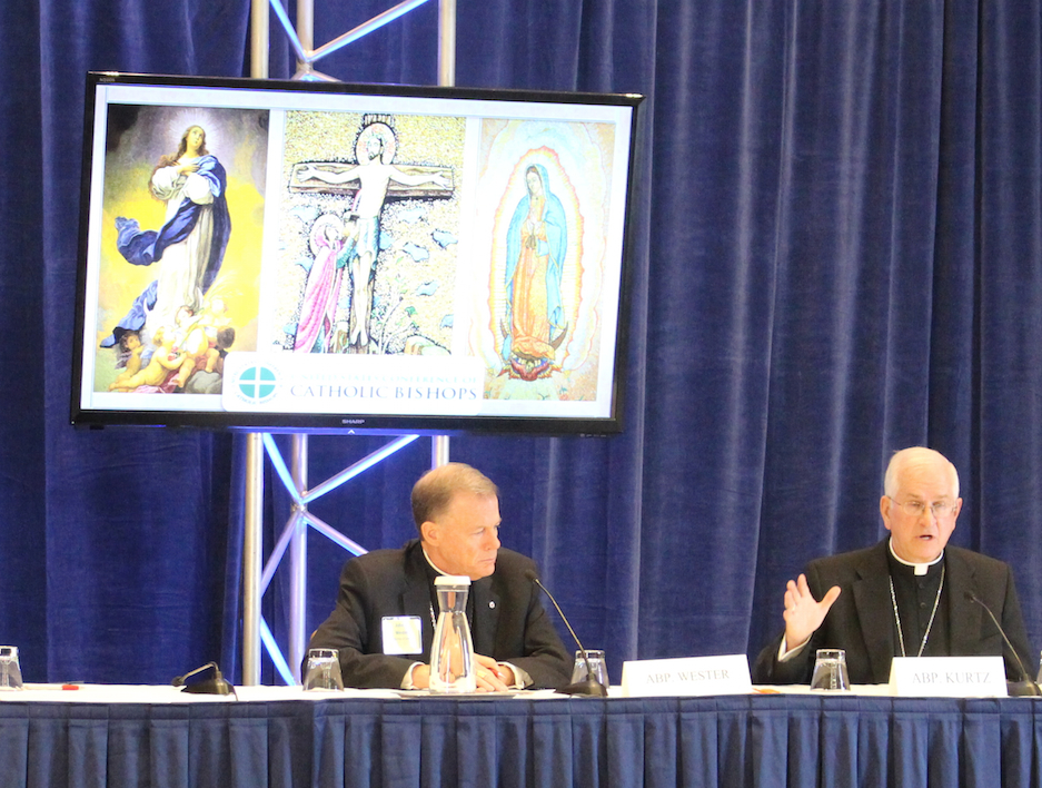 Arzobispo Joseph Kurtz (der.) Asamblea de Obispos de EEUU, Baltimore, nov. 2015