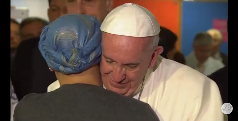 El Papa abraza a una niña enferma de cáncer
