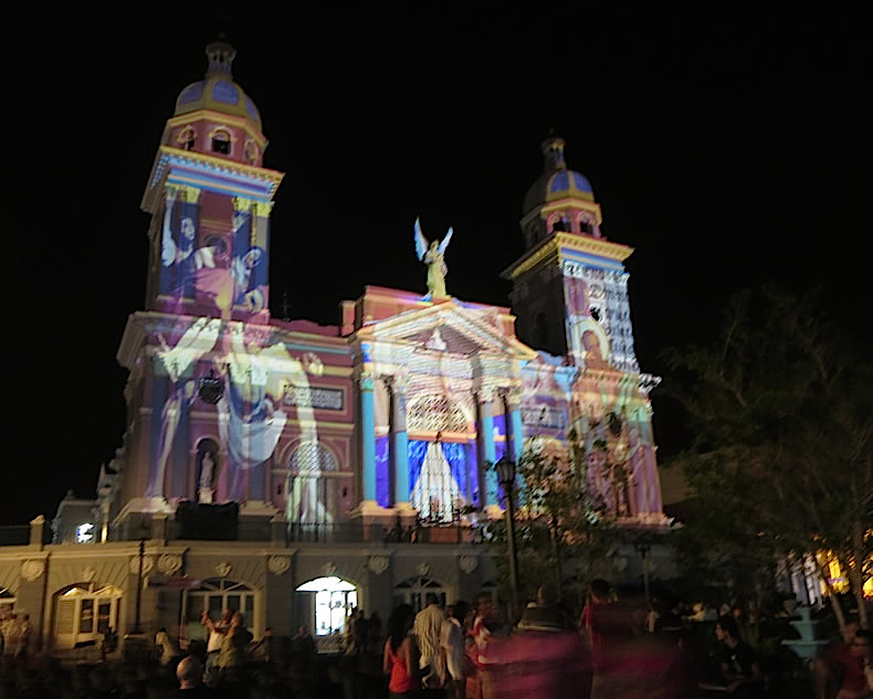 Catedral de Santiago de Cuba durante el Luz y Sonido