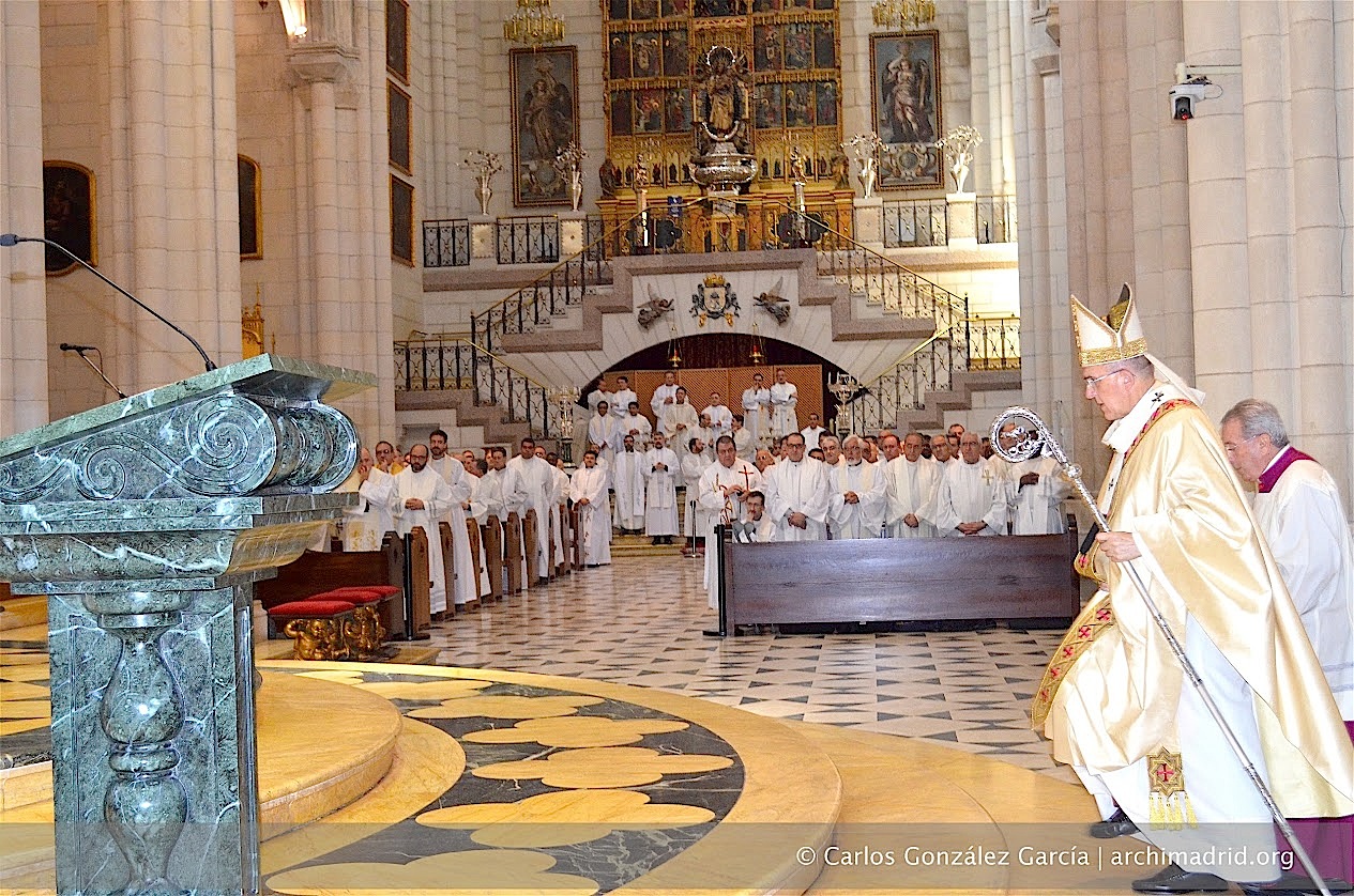 Monseñor Carlos Osoro en la catedral de Madrid