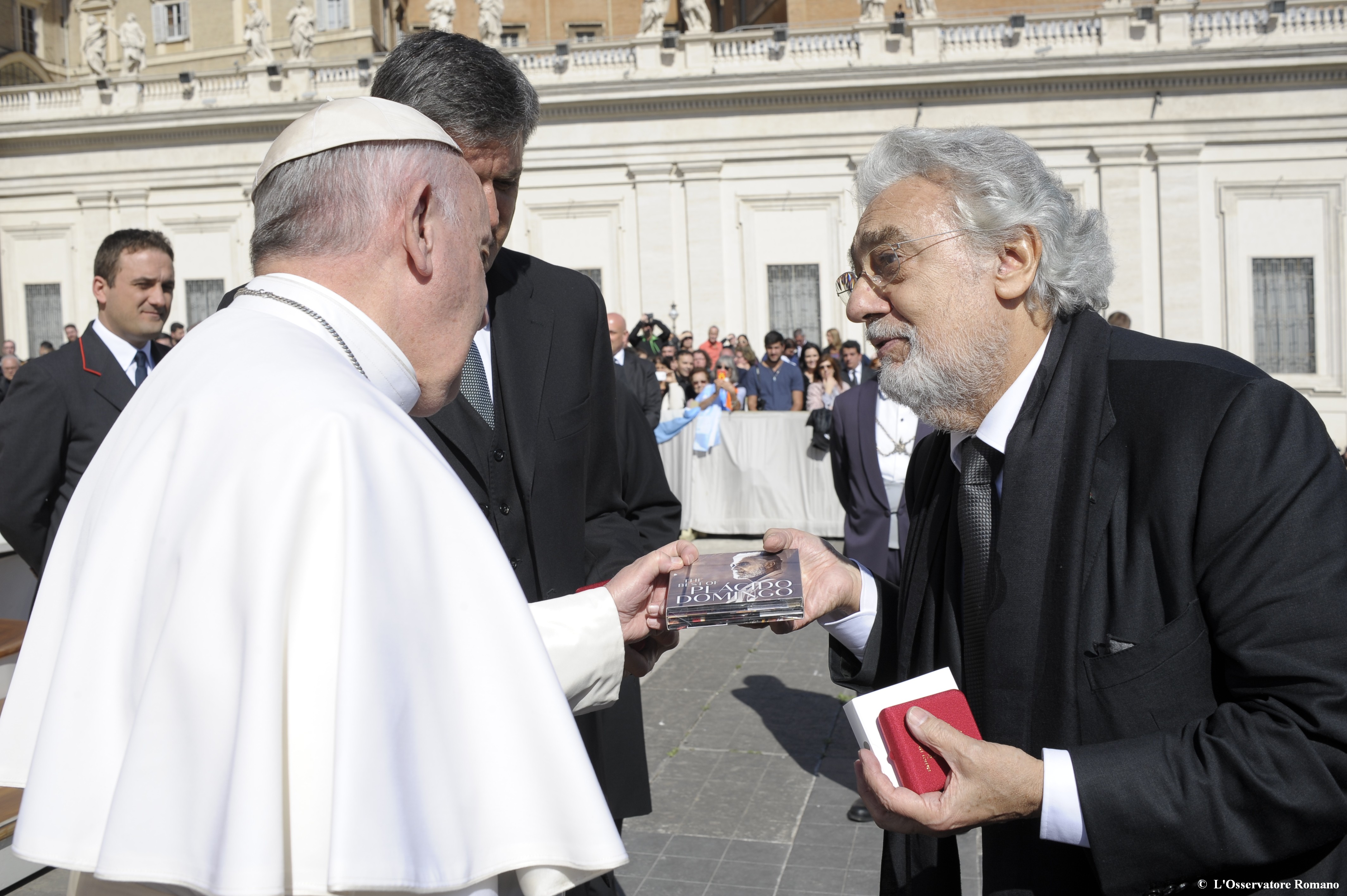 Placido Domingo saluda y conversa con el papa Francisco