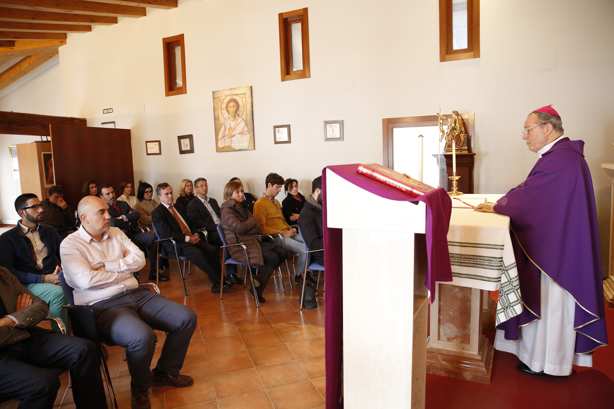 El obispo auxiliar de Valencia, monseñor Esteban Escudero, preside una eucaristía por las víctimas del accidente de Tarragona