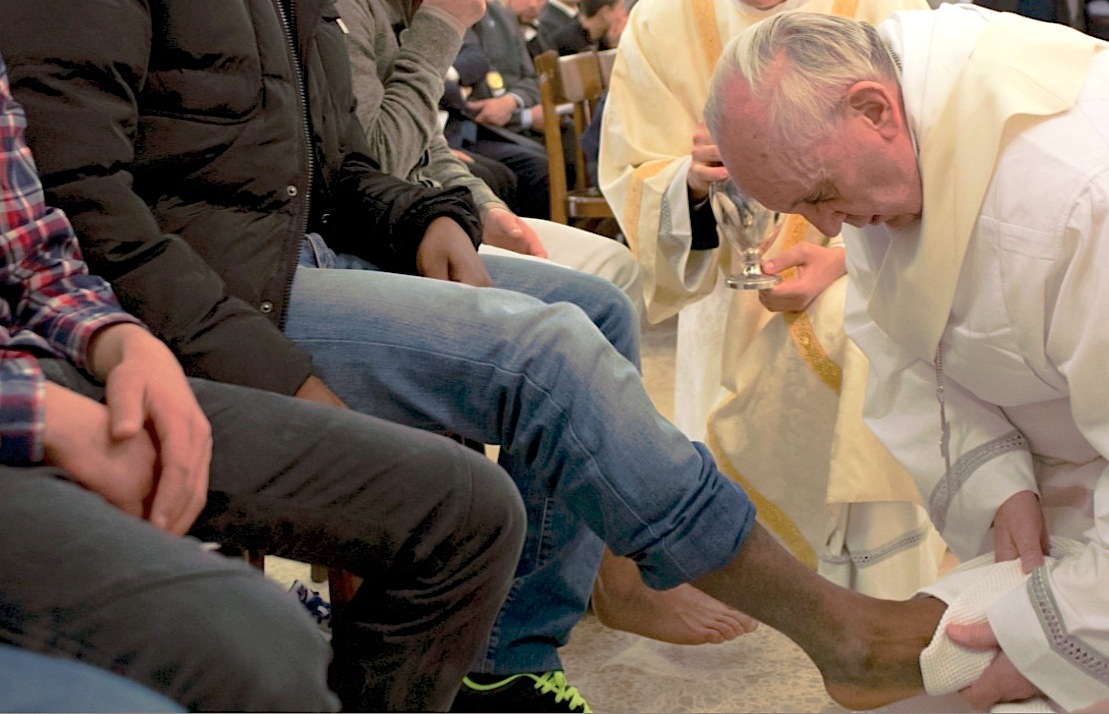 El Papa Francisco lava los pies el Jueves Santo. Osservatore Romano