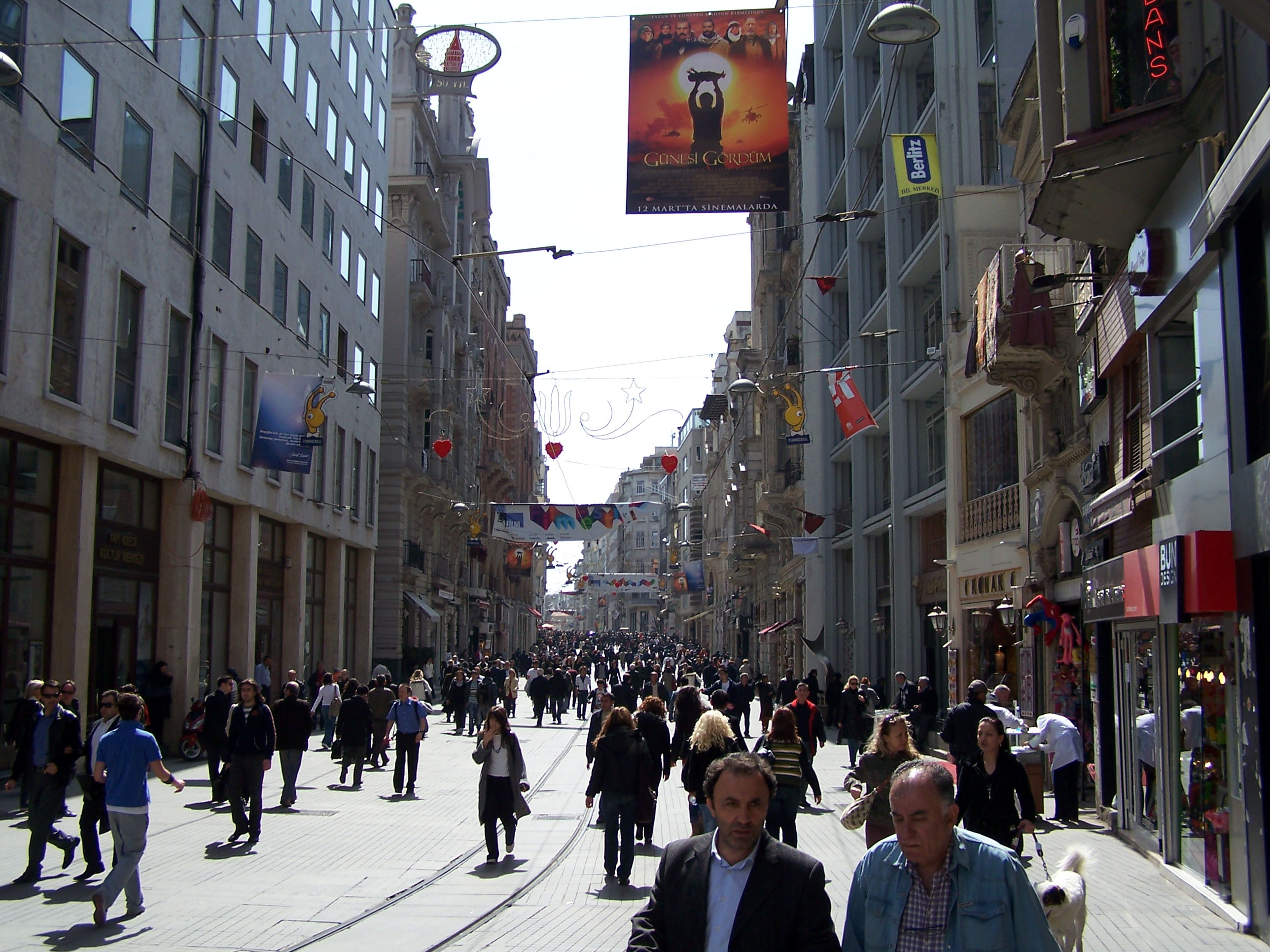 La avenida de Istiklal es una de las avenidas más famosas de Estambul.