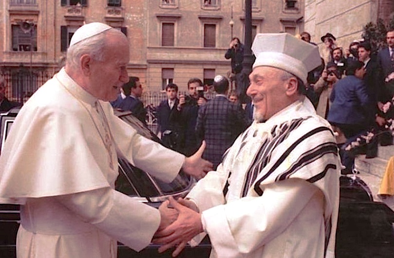 El histórico abrazo entre san Juan Pablo II y el rabino jefe de Roma, Toaff
