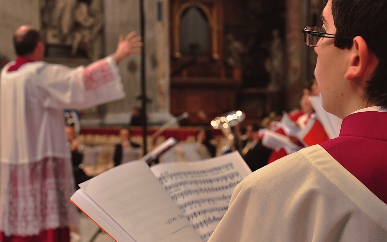 El Coro Pontificio de la Capilla Sixtina canta en la basílica de San Pedro