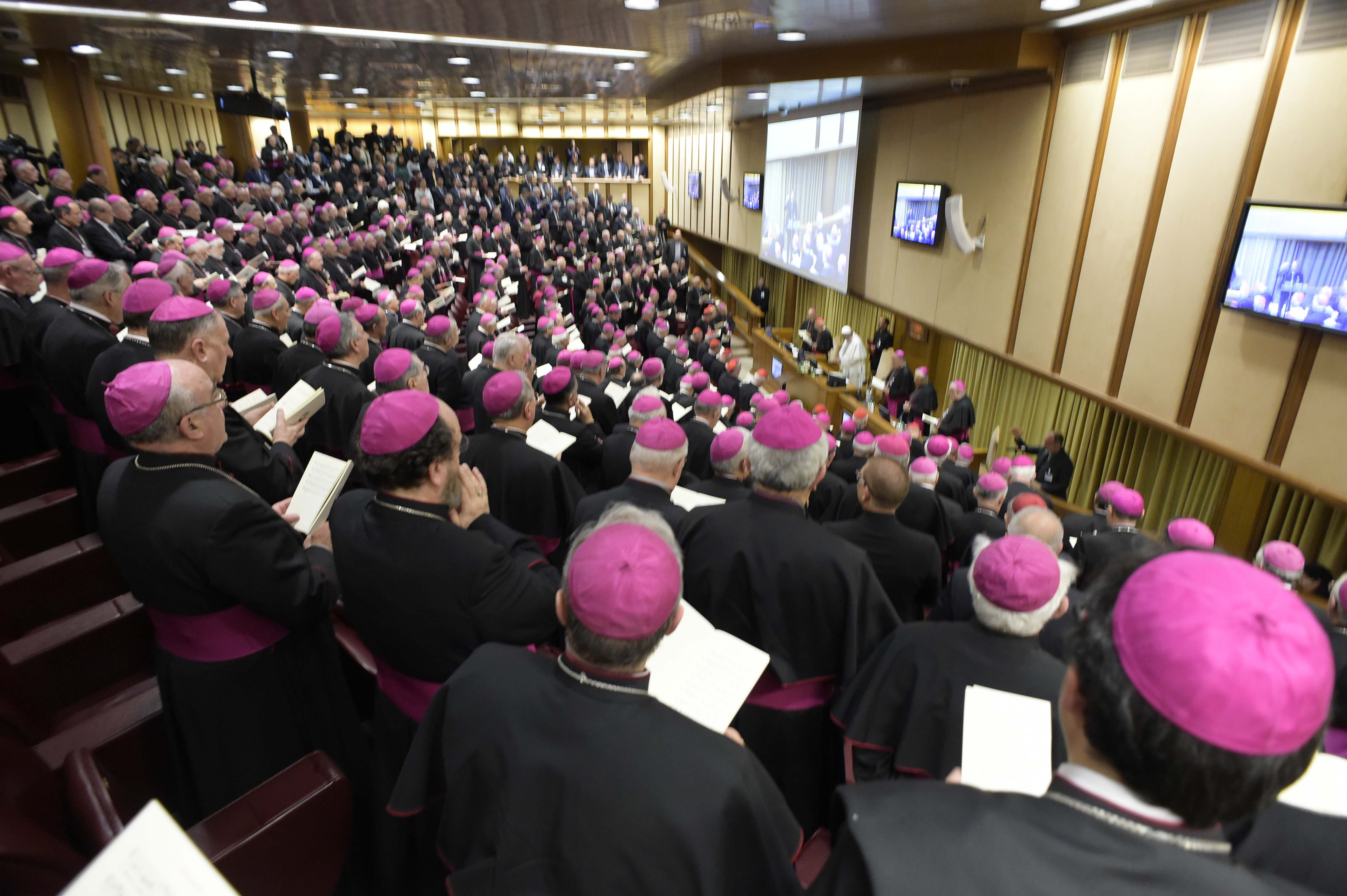 El Papa se dirige a la Conferencia Episcopal Italiana. m16-05-2016 (@ Osservatore Romano)