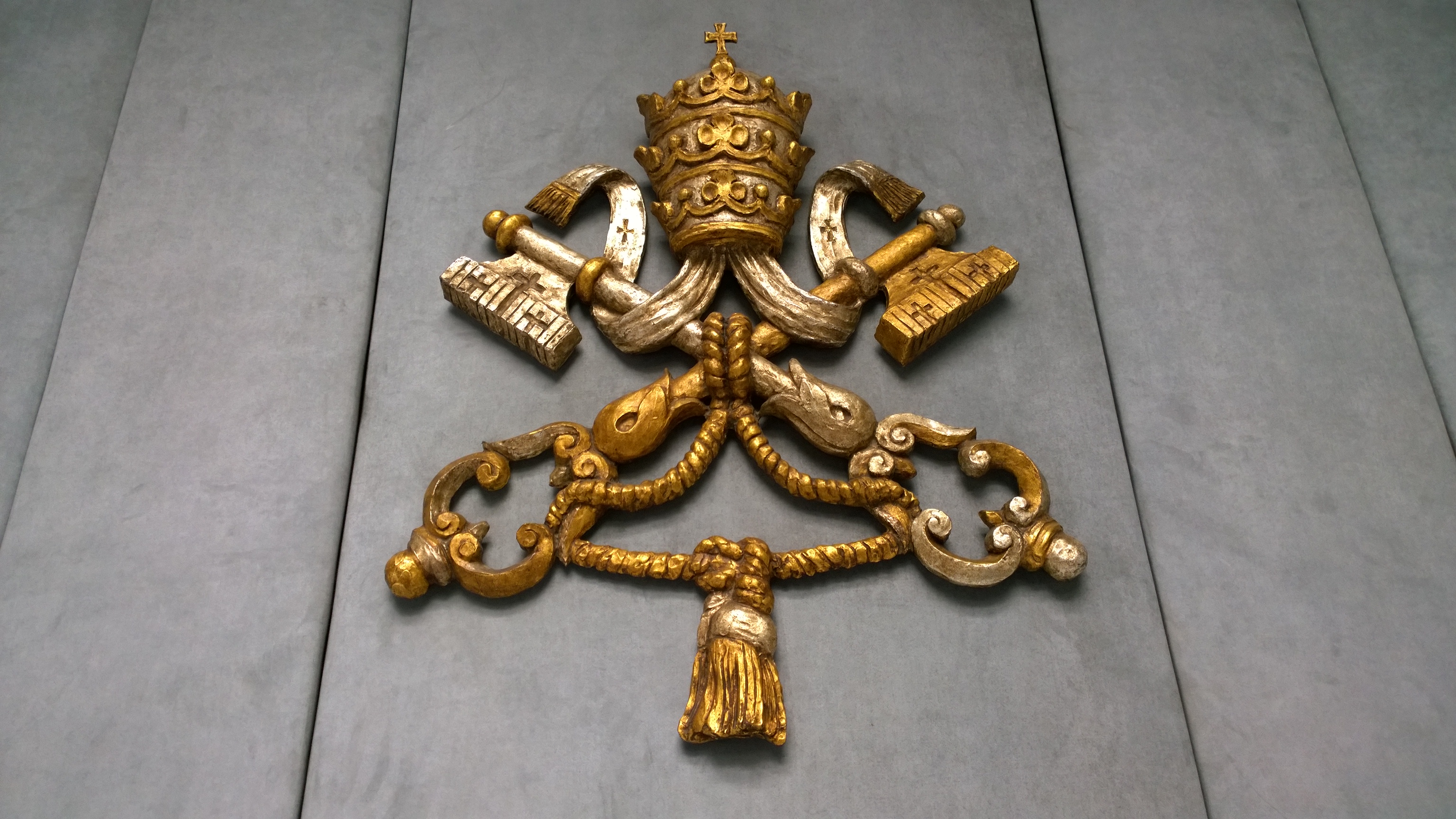 Escudo en la sala de prensa del Vaticano (Foto ZENIT cc)