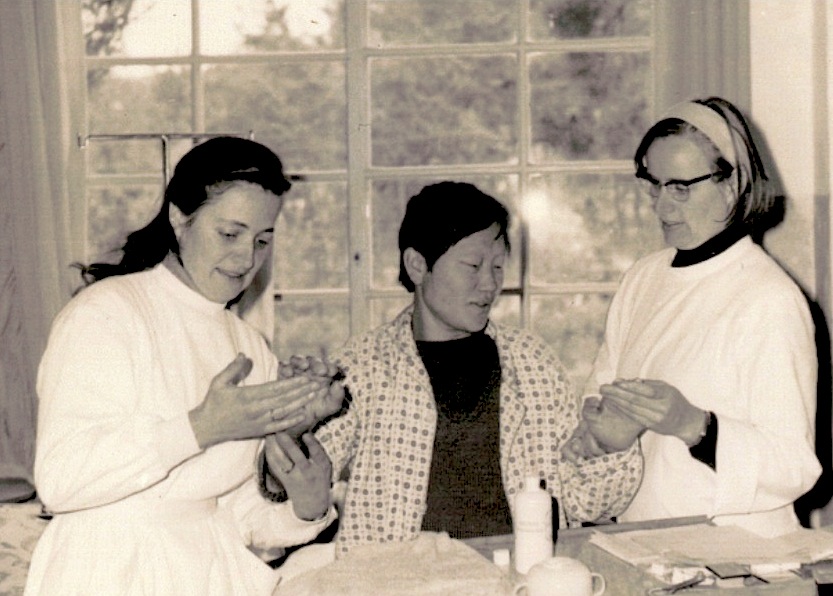 Sor Marianne y sor Margaret curando los enfermos de lepra (Foto cortesía Asia News)