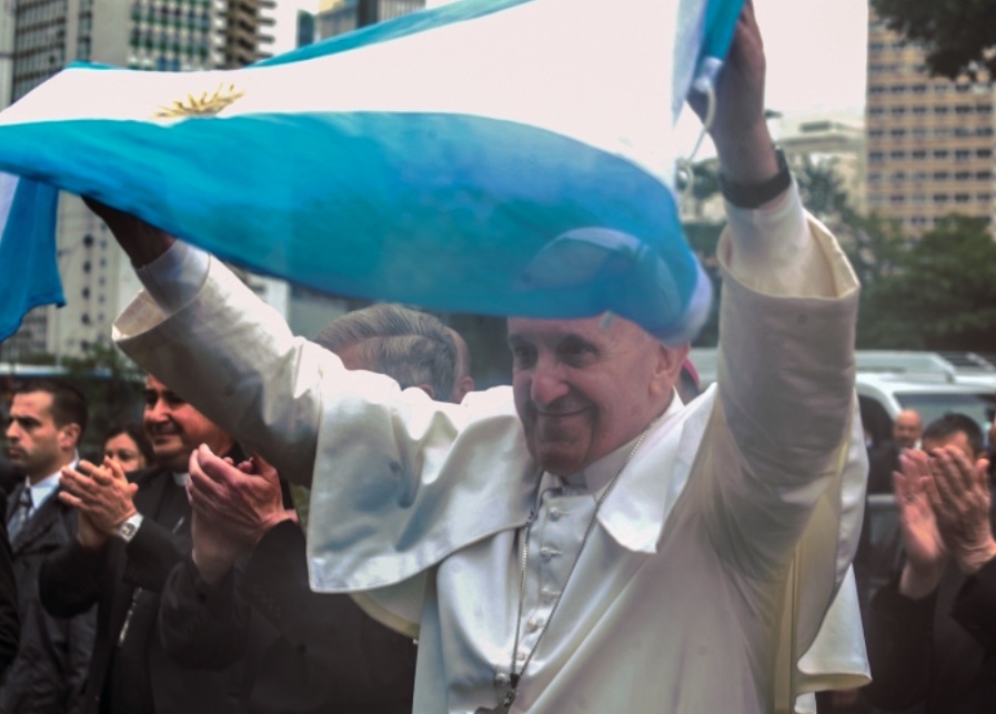 El Papa con una bandera argentina (Wikicommons cc -Tomaz Silva/ABr)