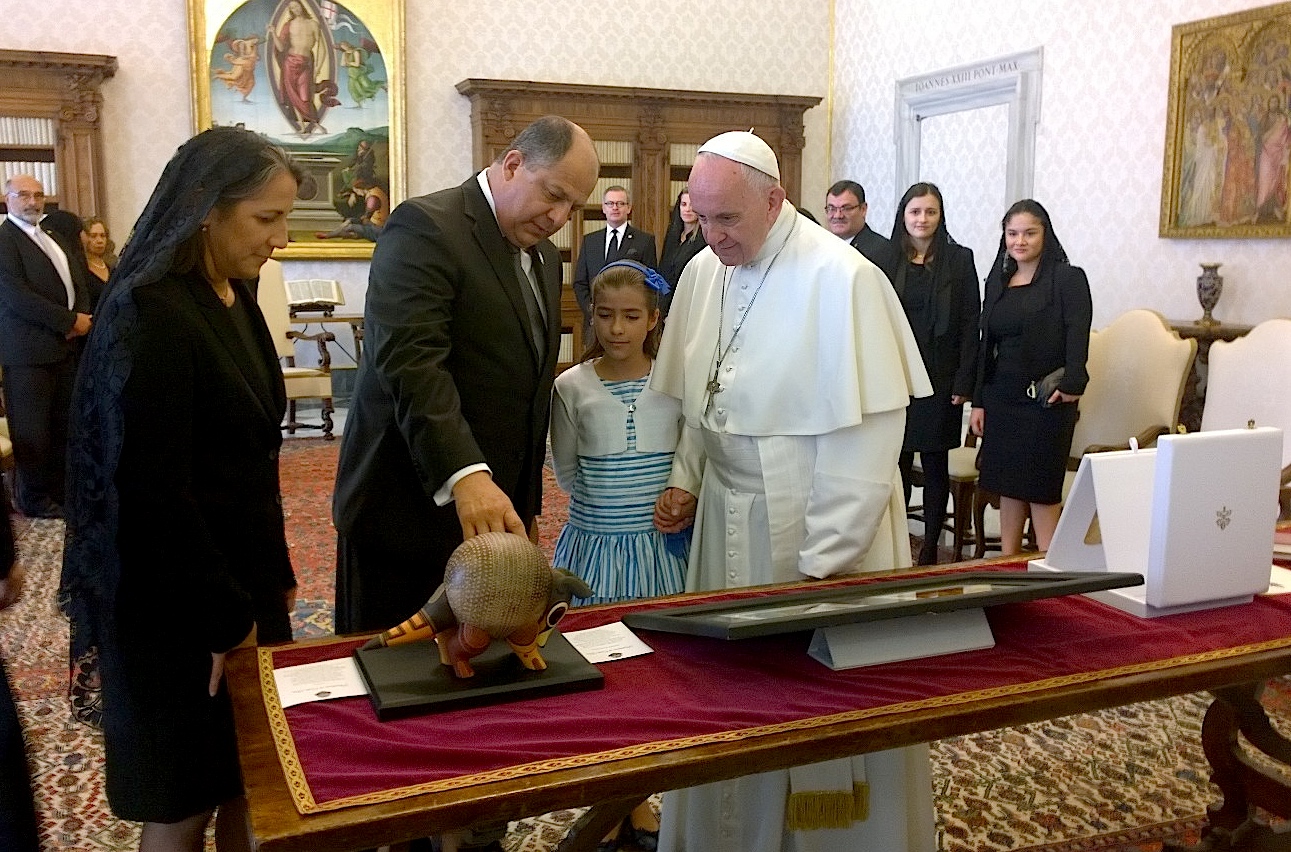 El presidente Costa Rica Solís Rivera le entrega los dones al Papa