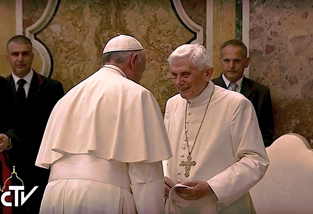 Francisco y Benedicto, en la ceremonia por los 65 años de sacerdocio del papa emérito