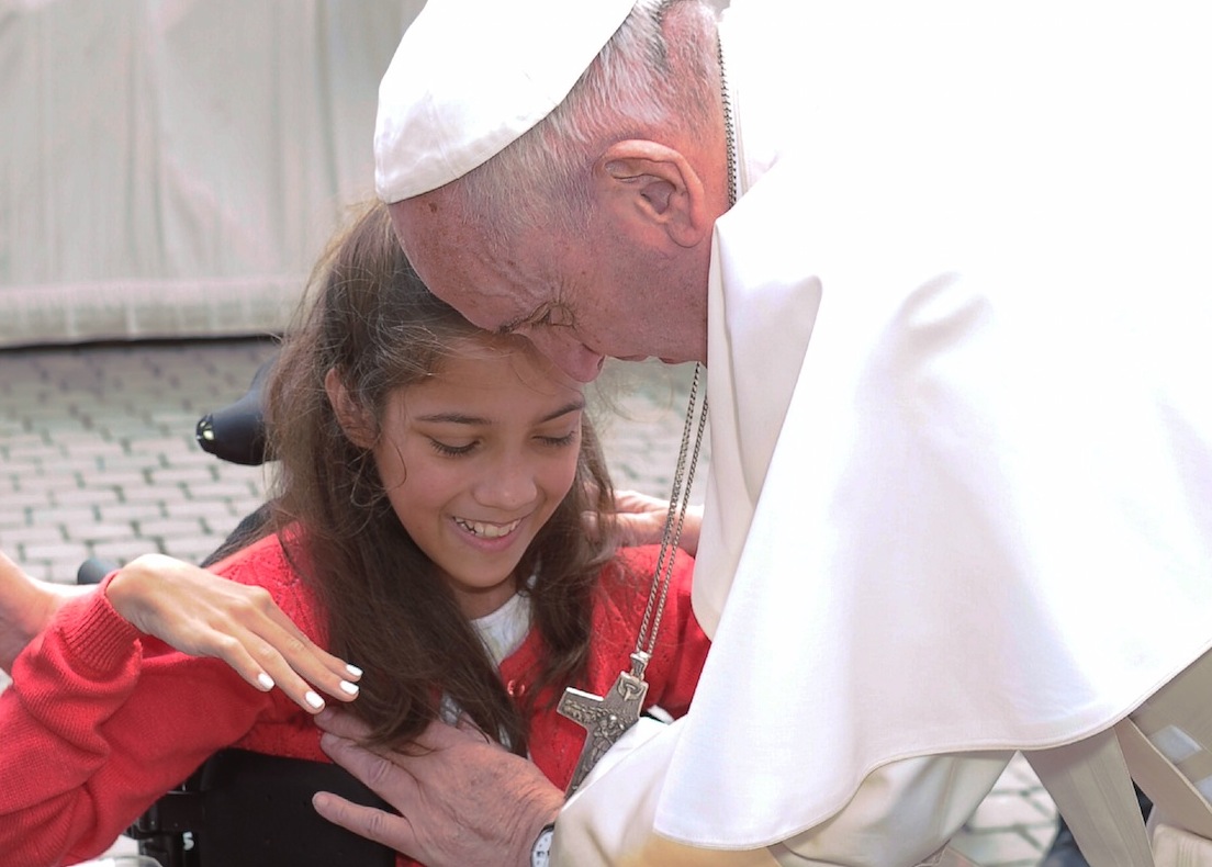 El Papa bendice a una niña