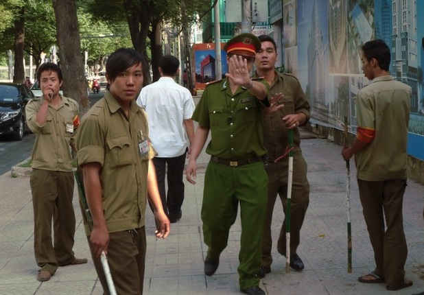 Vietnam, irrumpen en una misa