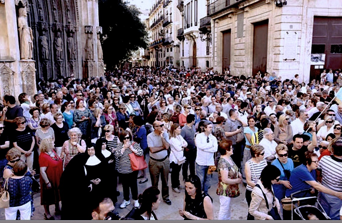 Miles de personas en Valencia, en el acto de desagravio de la (© Agencia AVAN)