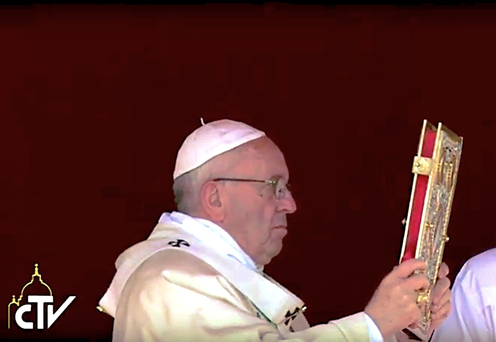 El Papa bendice con el Evangelio