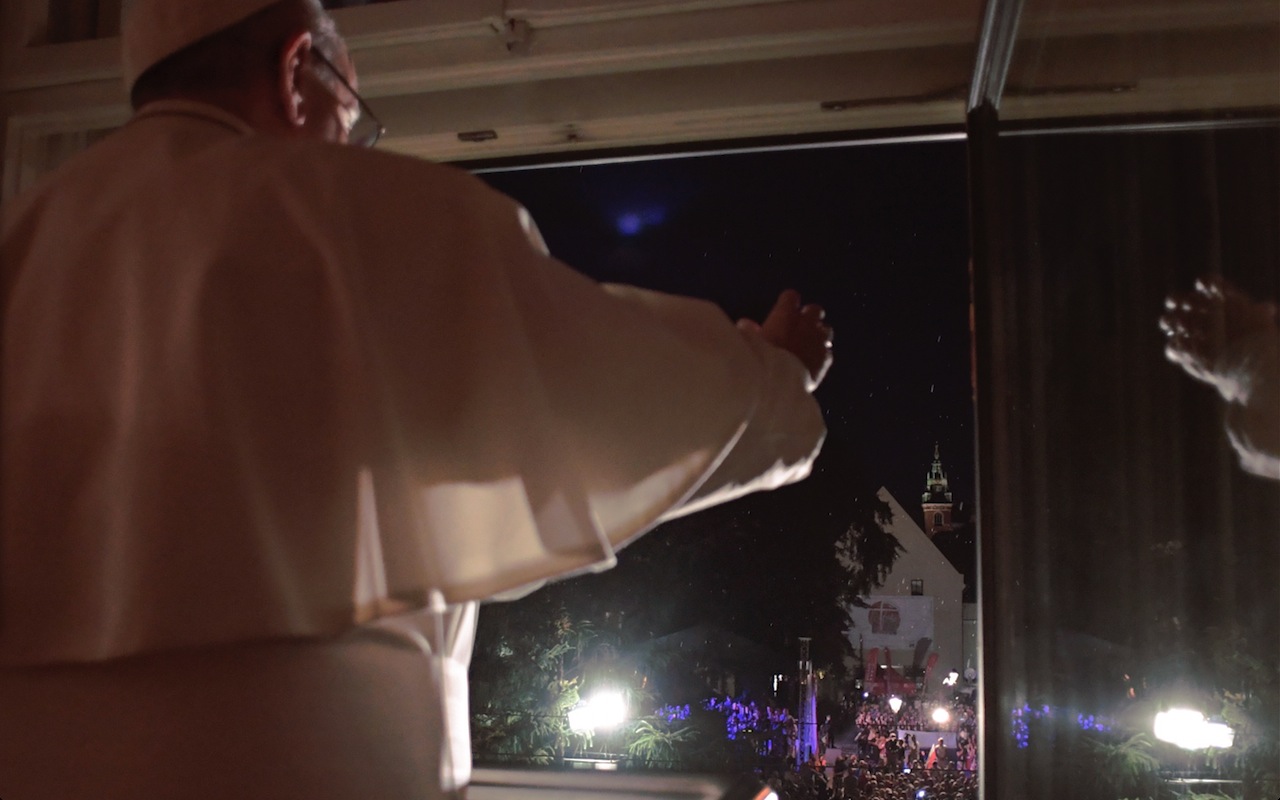El Papa saluda desde el arzobispado a los fieles reunidos (Fto. Oss. Romano © Photo.va)
