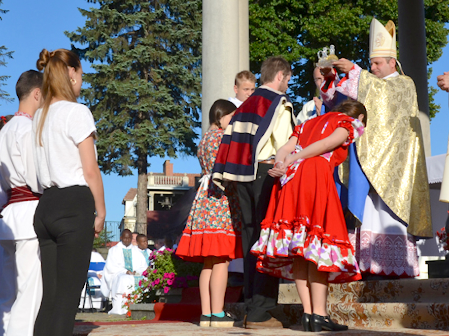 Jóvenes chilenos presentan las ofrendas en la misa de la JMJ en Limanowa, Polonia. (Foto arzobispado de Chile).