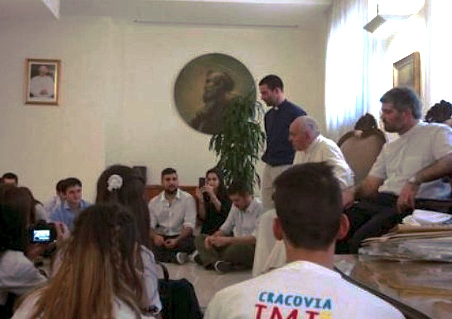 El Papa Francisco recibe a jóvenes porteños (Foto cortesia AICA)