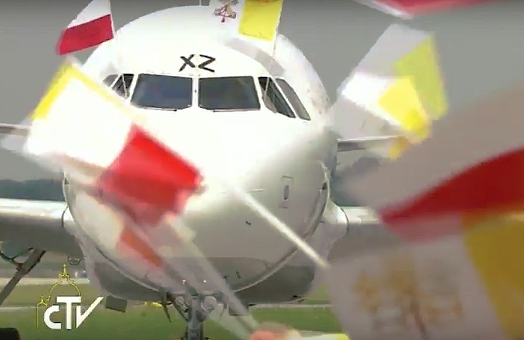 El vuelo llega a Polonia, al aeropuerto internacional Juan Pablo II