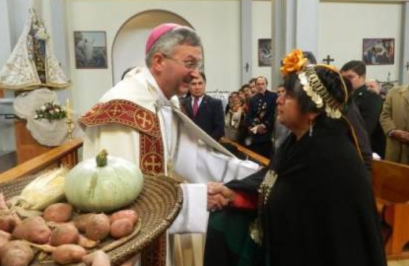 Mons. Vargas celebra con los feligreses mapuches