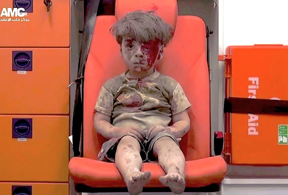 Frame del video de un niño rescatado en Siria