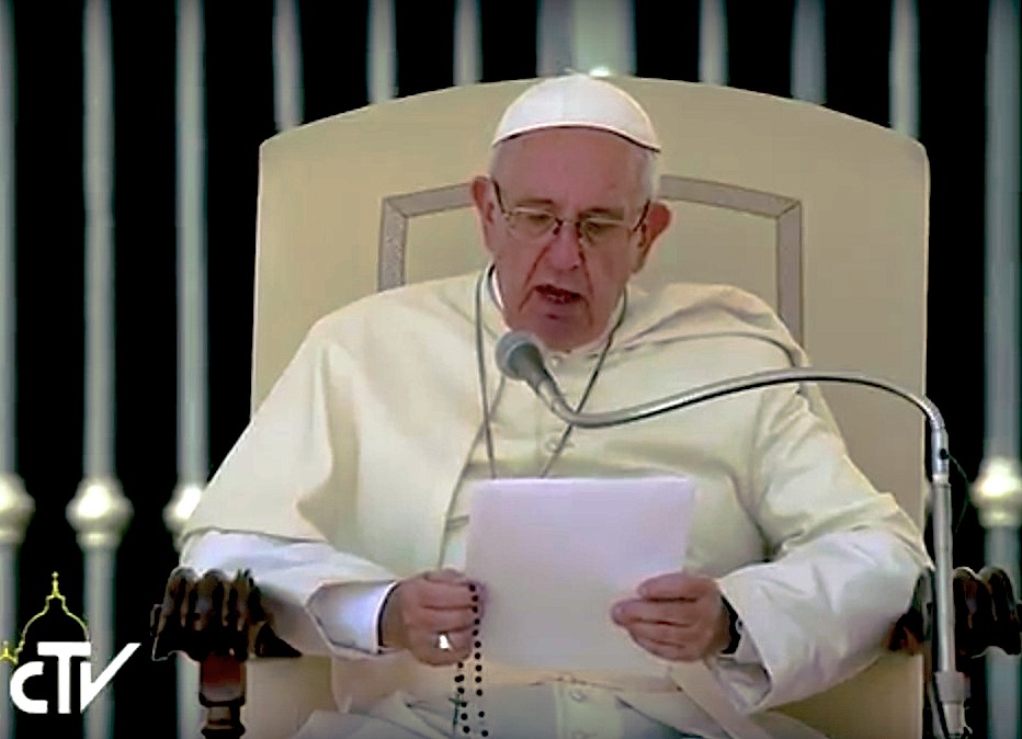 El Papa reza el rosario por las víctimas del terremoto en Italia