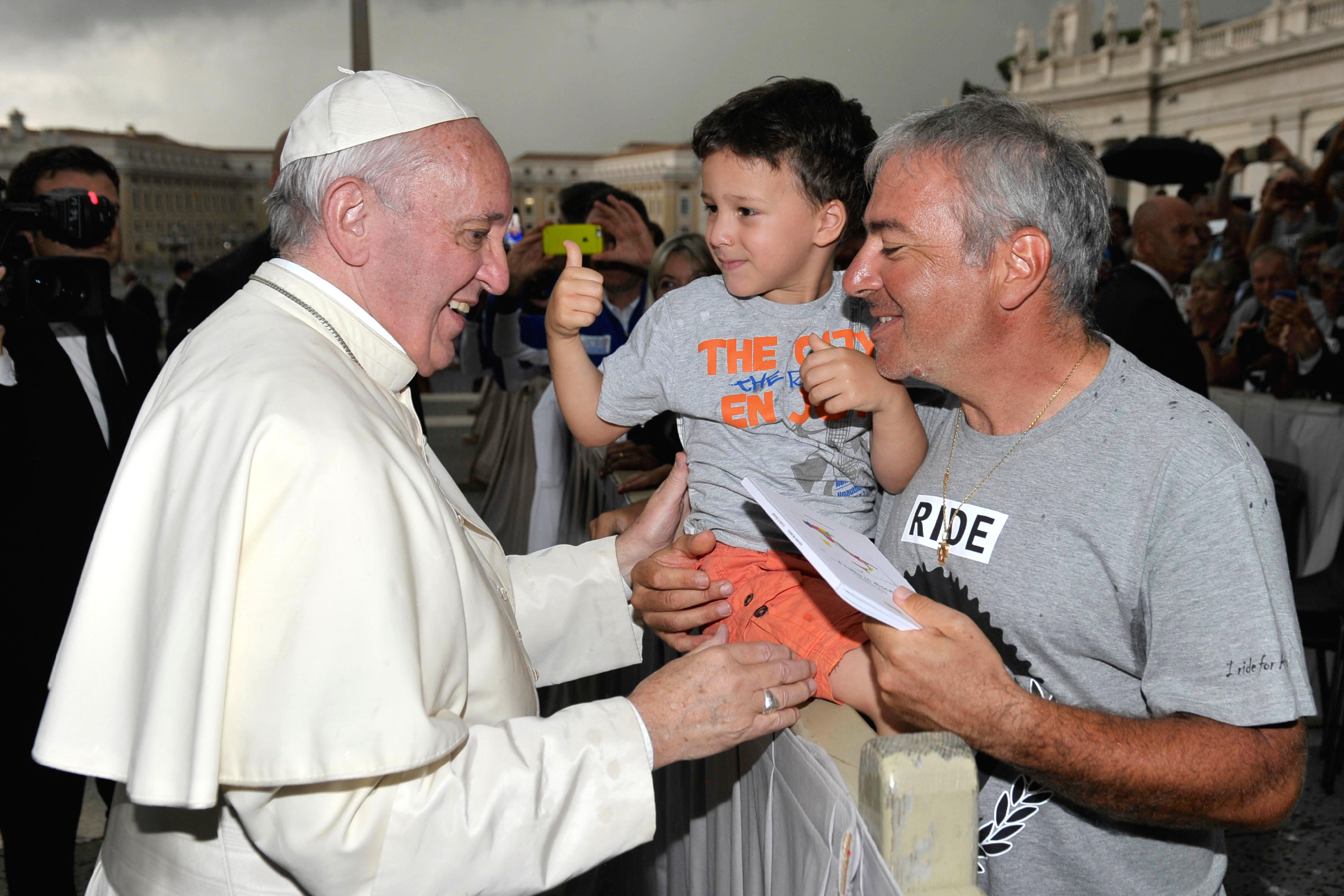 Francisco saluda a un niño en la audiencia del 31 de agosto de 2016 (© Osservatore Romano)
