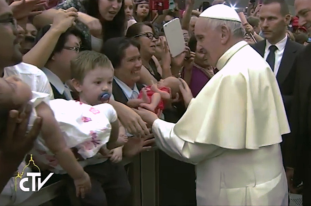 Francisco bendice a los niños