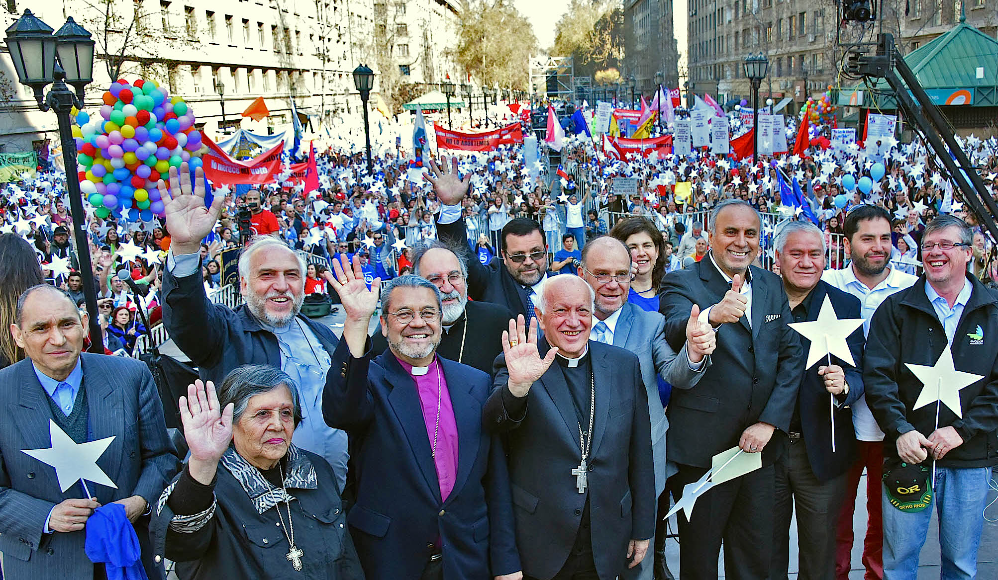 En Chile, Celebración de la vida, El cardenal Ezzati junto a líderes cristianos (Foto © arzobispado de Santiago)