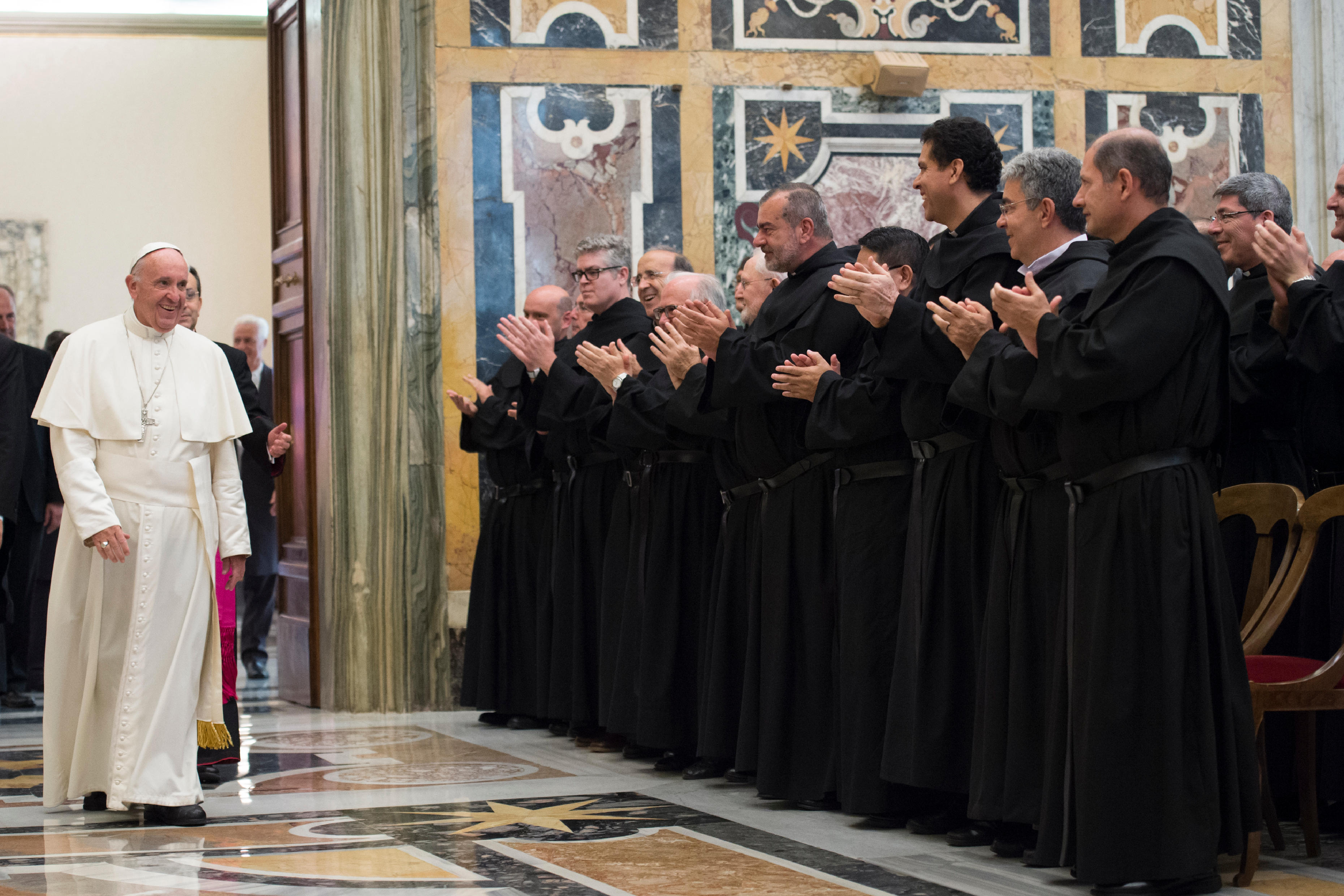 El Santo Padre en audiencia con los Agustinos recoletos (Fto. Osservatore © Romano).