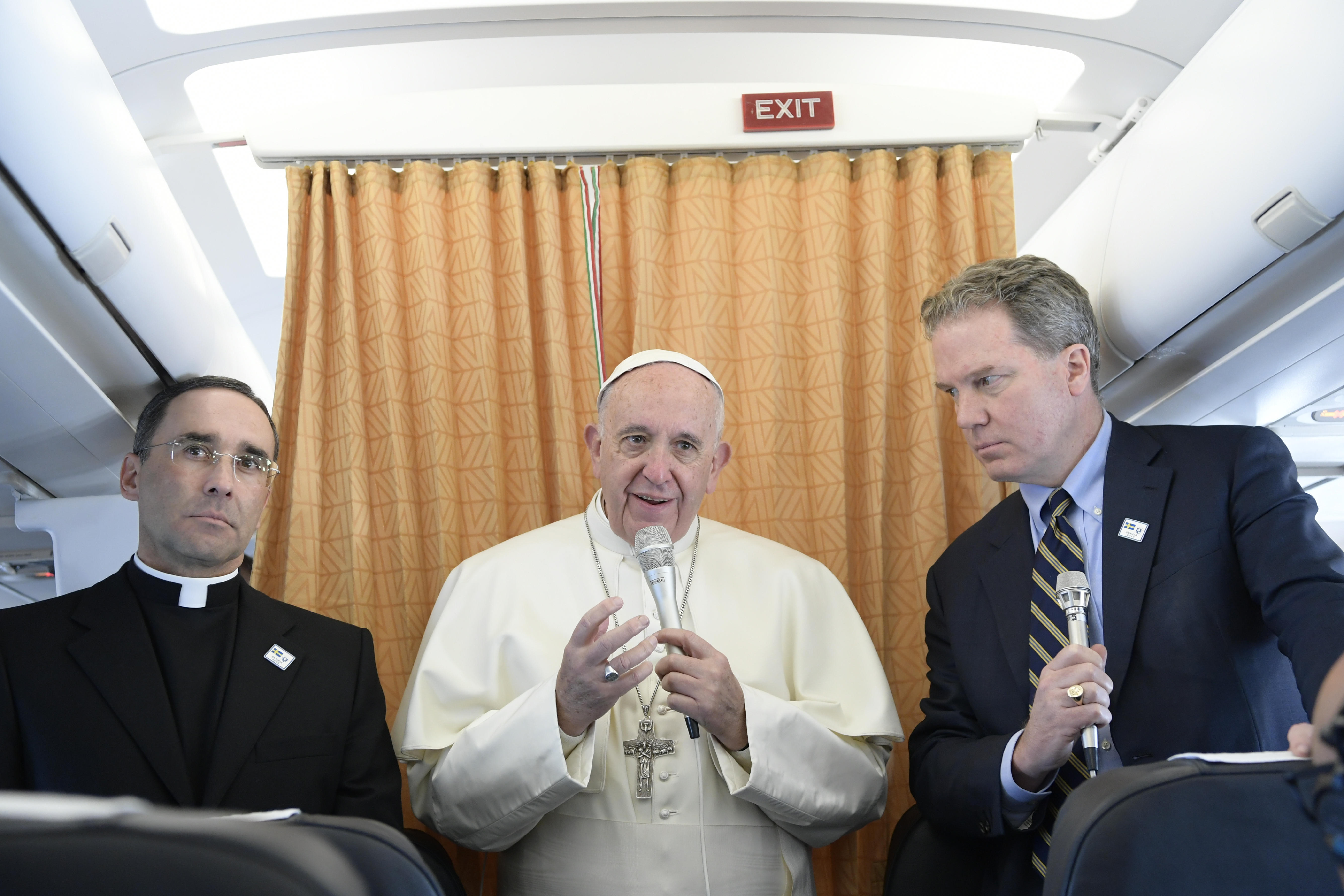 El Papa en el avión - (© Osservatore Romano foto archivo)