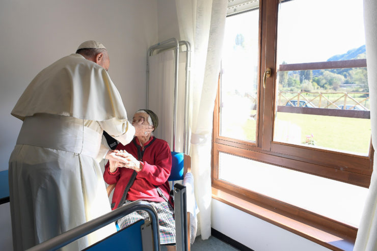 El Papa con los terremotados visita una residencia de ancianos no autosuficientes (Osservatore Romano©)