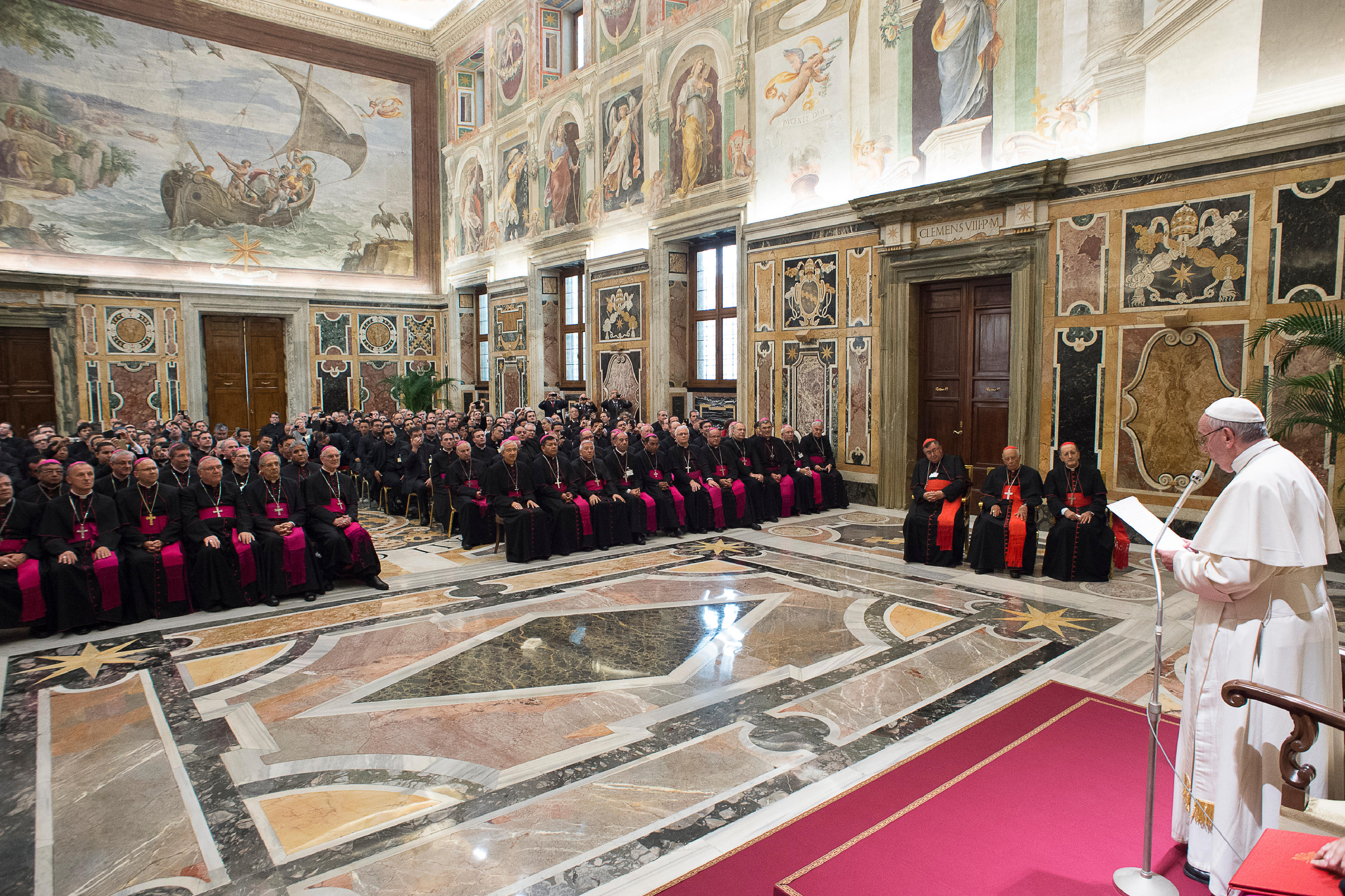 El Papa con los participantes al convenio sobre las vocaciones (Osservatorio © Romano).jpg