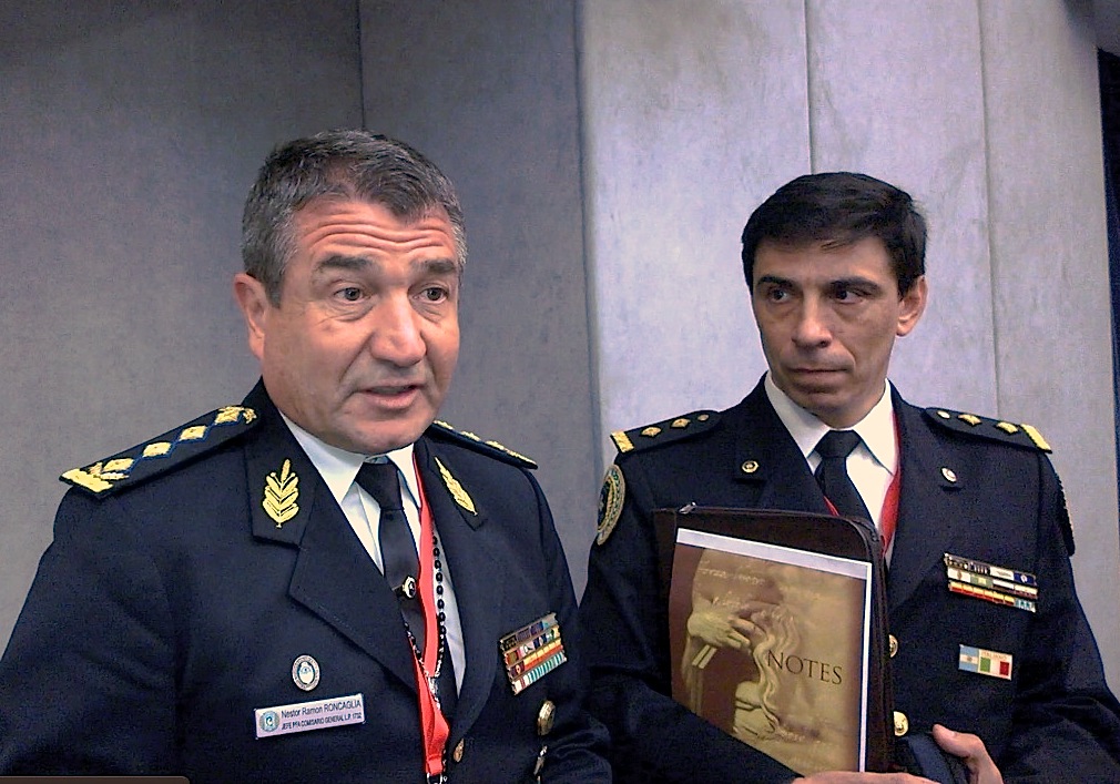 El Jefe de la Policía Argentina, Nestor Roncaglia y el comisario Pablo Bruni, en la Sala de prensa del Vaticano (Foto ZENIT cc)