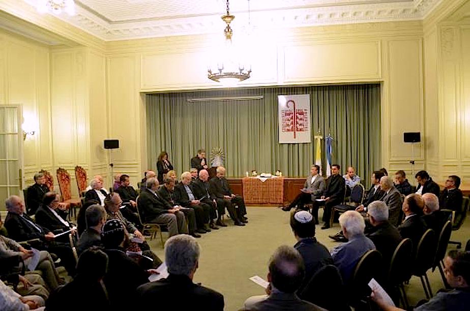El encuentro de los obispos contó con la participación de líderes de varias religiones (Foto Aica)
