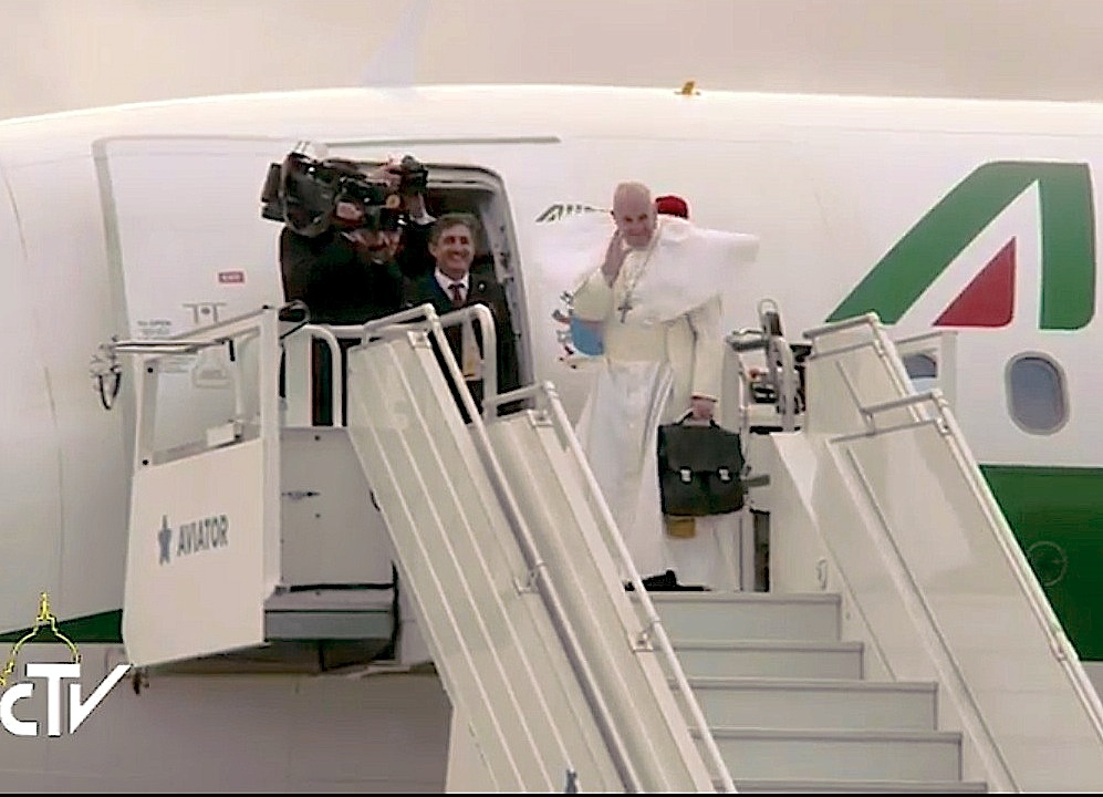 El airbus que lleva al Papa regresa a Roma